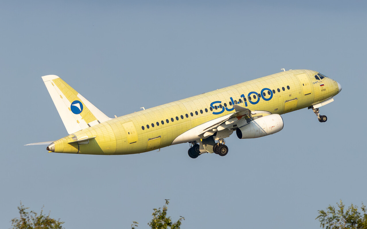 Российский самолет SJ-100 успешно выполнил первые автоматические посадки